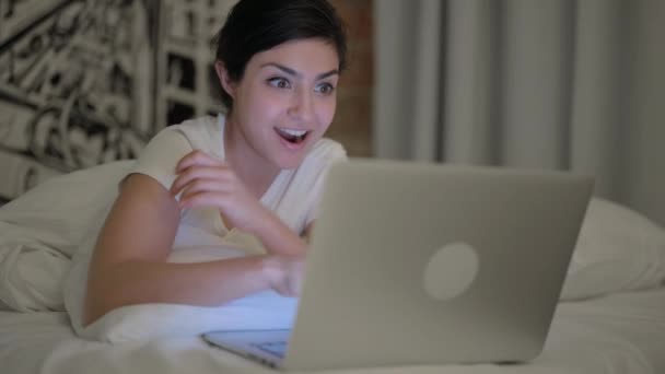Młoda Kobieta Świętuje Laptopie Leżąc Brzuchu Łóżku — Wideo stockowe
