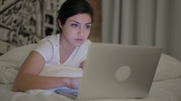 Młoda Kobieta Reaguje Stratę Laptopie Leżąc Brzuchu Łóżku — Wideo stockowe