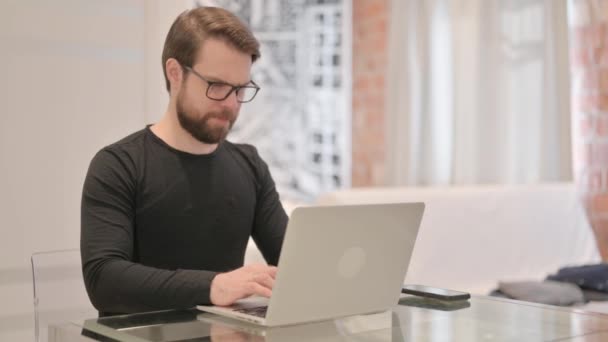 Homem Adulto Jovem Com Dor Pescoço Trabalhando Laptop — Vídeo de Stock