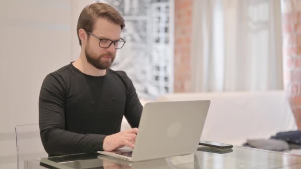 Homem Adulto Jovem Com Dor Pulso Trabalhando Laptop — Vídeo de Stock