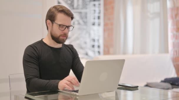 若い大人の男はノートパソコンで作業咳 — ストック動画