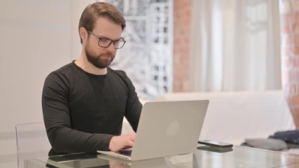 Homem Adulto Jovem Com Dor Nas Costas Trabalhando Laptop — Vídeo de Stock