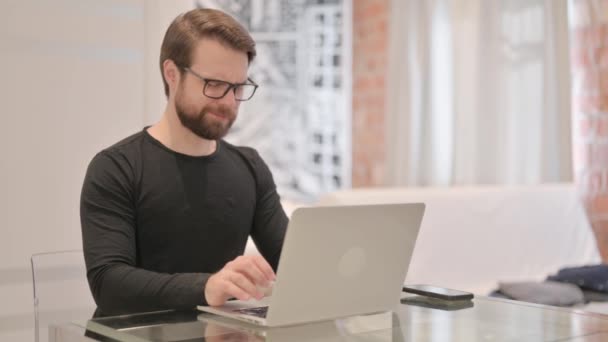 Homem Adulto Jovem Com Dor Dente Enquanto Trabalhava Laptop Infecção — Vídeo de Stock