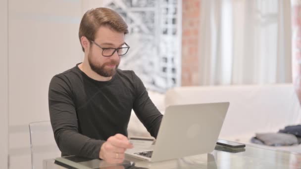 Hombre Joven Adulto Que Viene Abriendo Comenzando Trabajo Ordenador Portátil — Vídeos de Stock