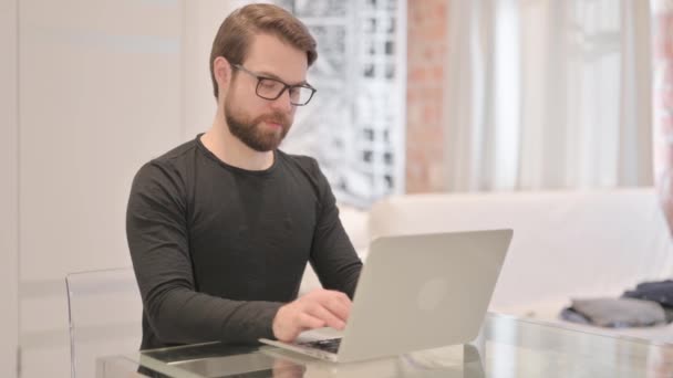 Thumbs Young Adult Man Working Laptop — Vídeos de Stock