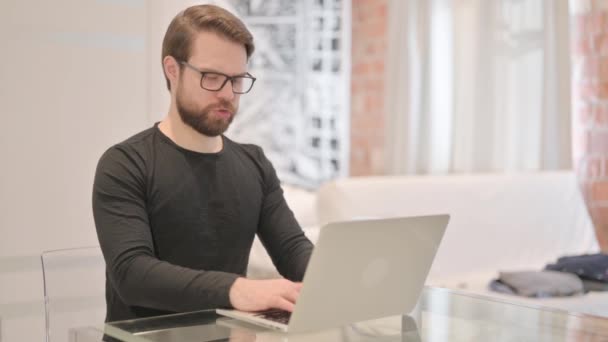Chocado Jovem Adulto Homem Trabalhando Laptop — Vídeo de Stock