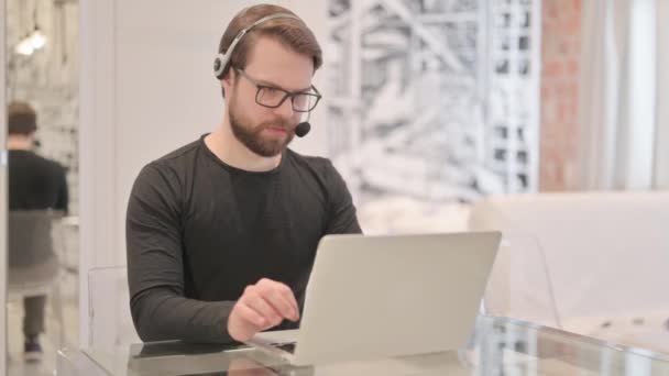 Ung Vuxen Man Med Headset Arbetar Laptop — Stockvideo