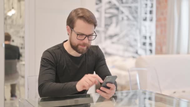 Rozrušený Mladý Dospělý Muž Dostat Šok Smartphone — Stock video