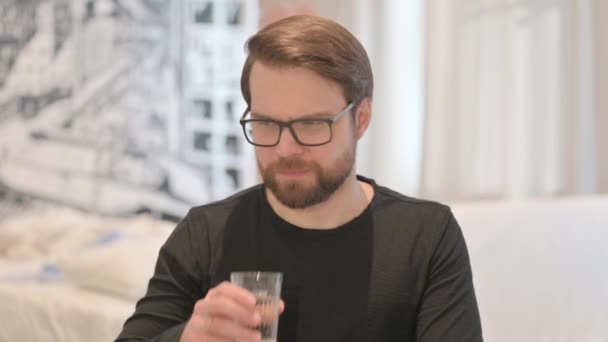 Porträtt Ung Man Dricka Vatten Hemma — Stockvideo
