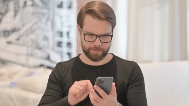 Portrét Mladého Dospělého Muže Pomocí Chytrého Telefonu — Stock video