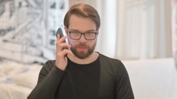 Портрет Молодого Человека Разговаривающего Телефону — стоковое видео