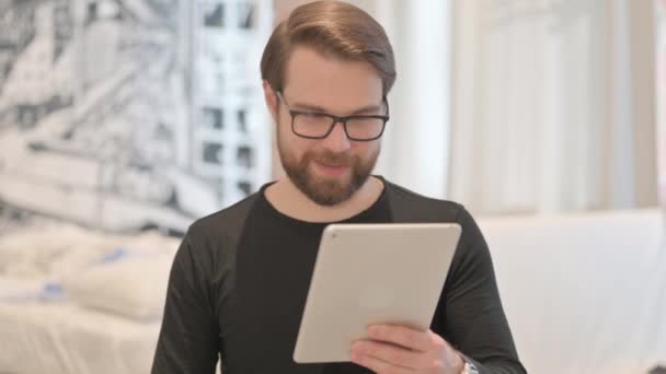Πορτρέτο Του Νεαρού Ενήλικου Άνδρα Κάνει Συνομιλία Βίντεο Στο Tablet — Αρχείο Βίντεο
