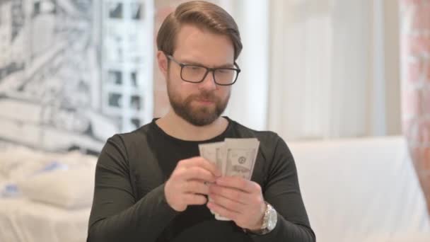 Närbild Ung Vuxen Man Räkna Pengar — Stockvideo