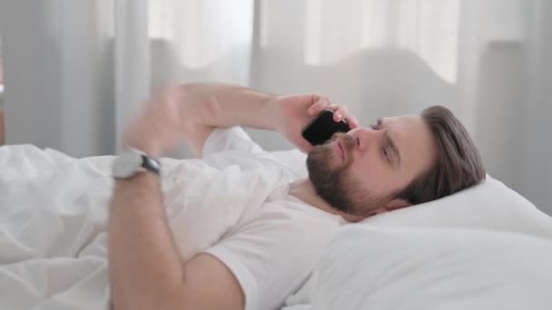 Side View Young Adult Man Μιλώντας Στο Τηλέφωνο Στο Κρεβάτι — Αρχείο Βίντεο