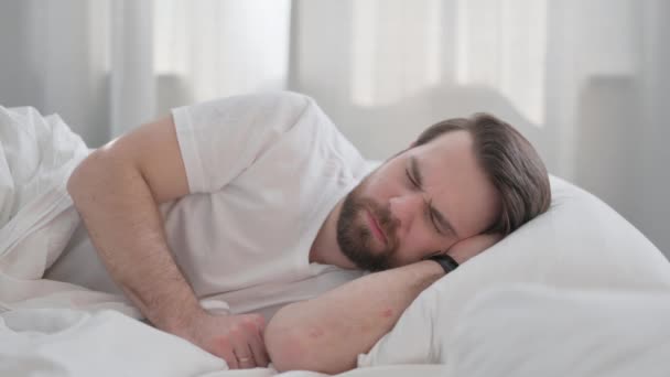 Junger Erwachsener Mit Kopfschmerzen Liegt Auf Der Seite Bett — Stockvideo