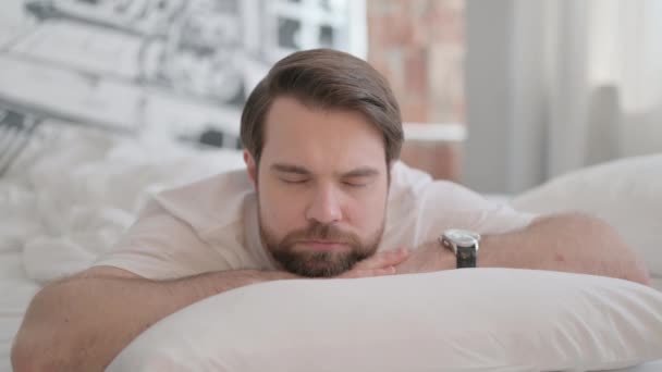 Młody Dorosły Mężczyzna Śpi Leżąc Brzuchu Łóżku — Wideo stockowe