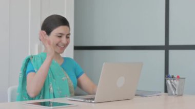 Laptop 'ta Genç Hintli Kadın' dan Online Video Sohbeti