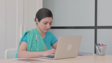 Dizüstü bilgisayarda çalışırken İnkâr Eden Genç Hintli Kadın 'ı Reddetmek