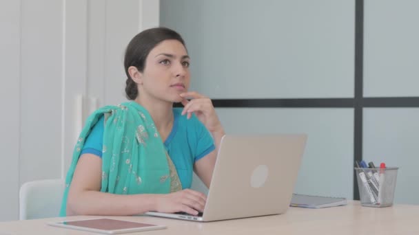 Mulher Indiana Jovem Pensando Trabalhando Laptop — Vídeo de Stock