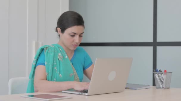 Νεαρή Ινδή Γυναίκα Πόνο Στον Καρπό Που Εργάζονται Φορητό Υπολογιστή — Αρχείο Βίντεο