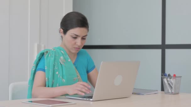 Mladá Indická Žena Bolestí Krku Pracující Notebooku — Stock video