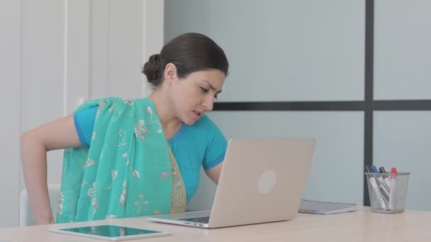 Jong Indisch Vrouw Met Rugpijn Werken Laptop — Stockvideo
