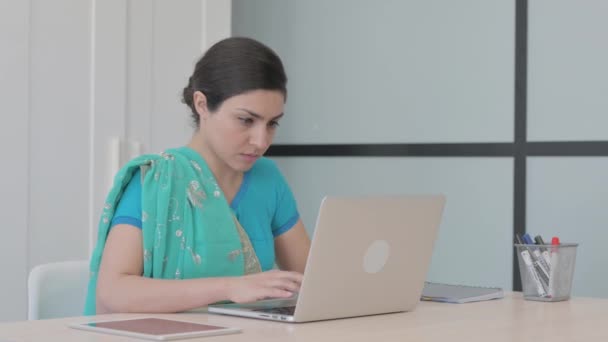 Başağrısı Olan Genç Hintli Kadın Laptopta Çalışıyor — Stok video