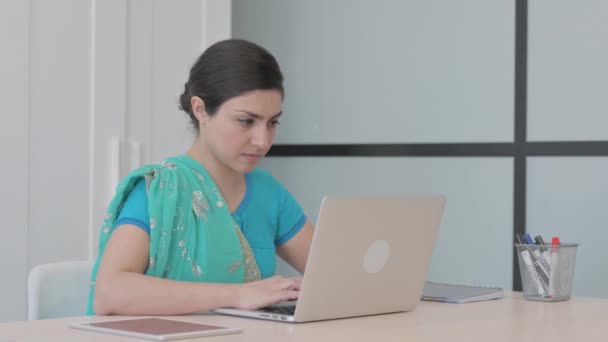 Jonge Indiase Vrouw Hoesten Tijdens Het Werken Laptop — Stockvideo