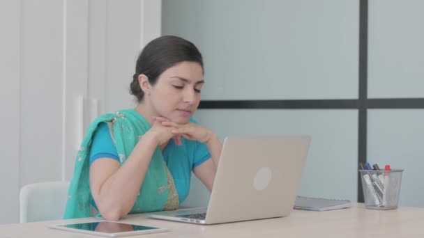 Уставшая Молодая Индийская Женщина Спит Сидя Перед Ноутбуком — стоковое видео