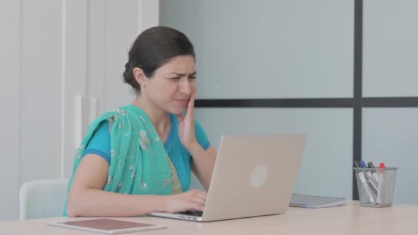 ラップトップで作業中に歯痛を持つ若いインド人女性 — ストック動画
