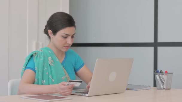 Молода Індійська Жінка Захоплена Успіхами Онлайн Магазинах Laptop — стокове відео