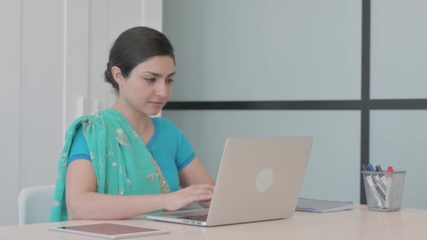 Młoda Hinduska Kobieta Zszokowana Stratą Laptopie — Wideo stockowe