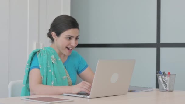 Возбужденная Молодая Индийская Женщина Празднует Успех Ноутбуке — стоковое видео