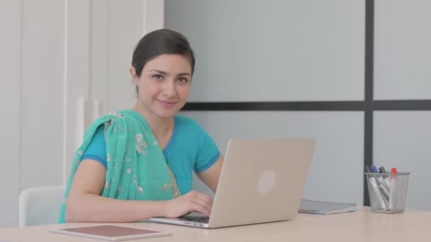 Kciuki Górę Przez Młoda Hinduska Kobieta Laptopie — Wideo stockowe