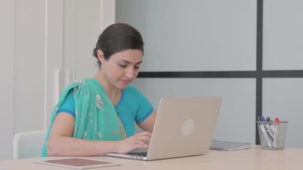 Αντίχειρες Κάτω Από Νεαρή Ινδή Γυναίκα Που Εργάζονται Φορητό Υπολογιστή — Αρχείο Βίντεο