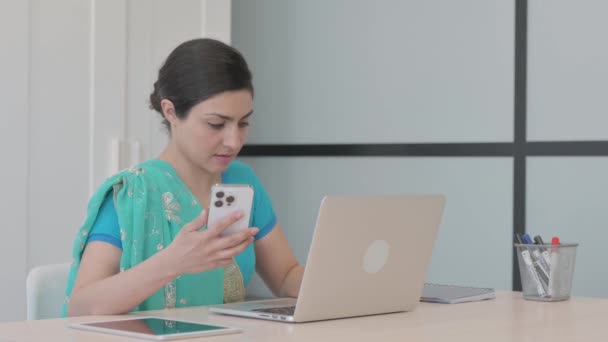 Jonge Indiase Vrouw Werkt Laptop Smartphone — Stockvideo