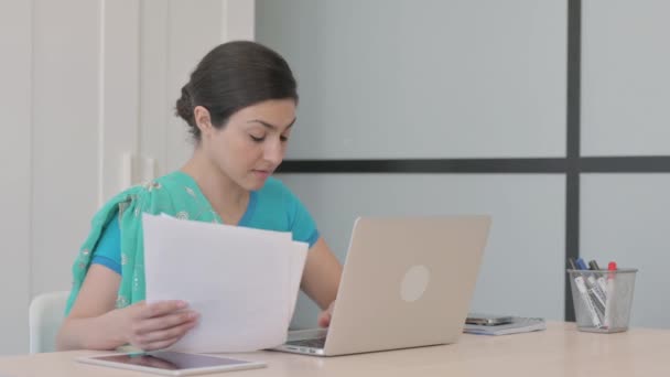 Νεαρή Ινδή Γυναίκα Και Εργάζονται Έγγραφα Και Φορητό Υπολογιστή — Αρχείο Βίντεο