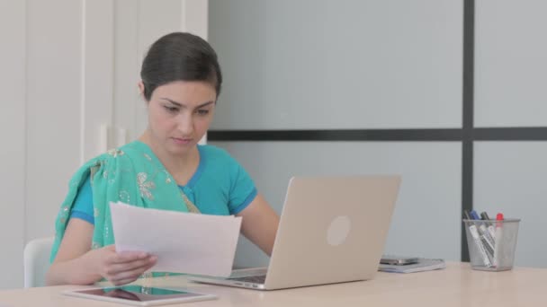 Genç Hintli Kadın Kayıp Dizüstü Bilgisayar Belgeler Sözleşmesi Ile Üzülüyor — Stok video