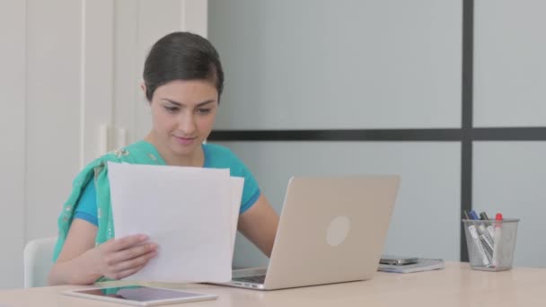 Jonge Indiase Vrouw Viert Succes Met Laptop Documenten Contract — Stockvideo