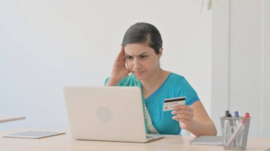 Sari 'deki Hintli Kadın Bilgisayarda Çevrimiçi Ödeme Hatasından Üzgündü