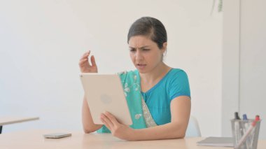 Sari 'de Hintli Kadın Tabletteki Kayıp' tan Üzgündü