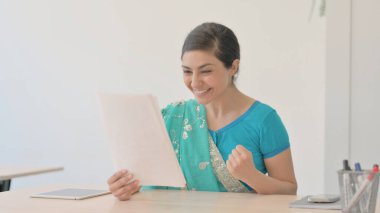 Sari 'deki Hintli Kadın Okuma Sözleşmesi' ni Kutlarken