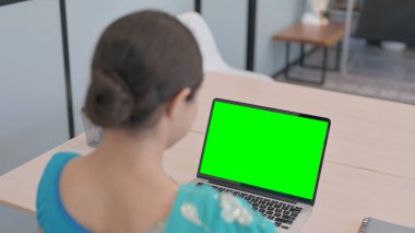 Sari 'de Hintli Kadın Krom Anahtarlı Laptop Kullanıyor