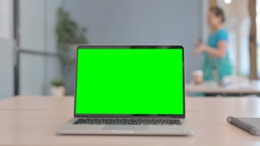 Ofisteki Masada Yeşil Ekranlı Laptop kullanan Hintli Kadın