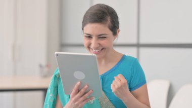 Sari 'de Tablet' te Video Sohbeti yapan Hintli Kadın Portresi