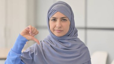 Başparmak Aşağı Yapan Müslüman Kadın Portresi