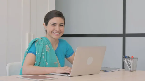 Mujer India Joven Sonriendo Cámara Mientras Trabaja Ordenador Portátil — Foto de Stock