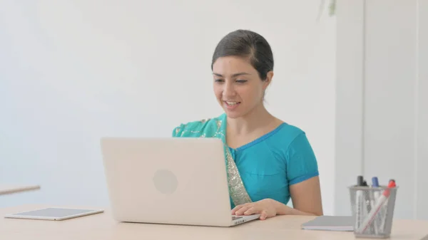Онлайн Видео Чат Индийской Женщины Сари Ноутбуке — стоковое фото