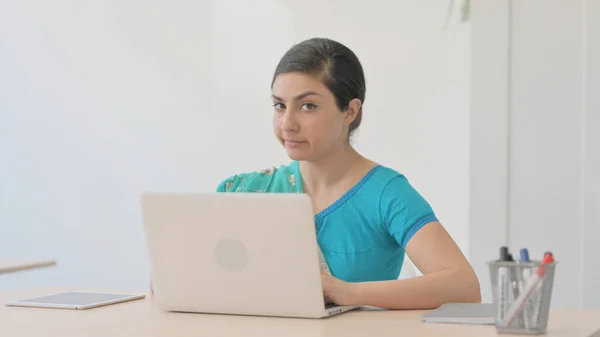Индийская Женщина Сари Трясет Головой Отрицании Время Работы Над Ноутбуком — стоковое фото