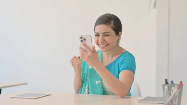 Mujer India Sari Celebrando Éxito Smartphone —  Fotos de Stock
